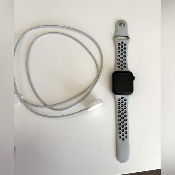 Apple Watch Nike SE, includes watch band